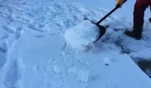 Трудовой десант. К уборке снега присоединились учителя