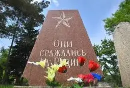 Никто не забыт. Уборка места захоронения героя
