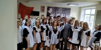 Почетные гости на первом уроке у гимназистов